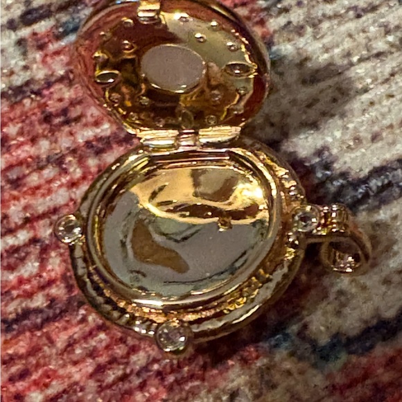 Like New Awe Inspired Manifestation Locket 14K Yellow Gold Vermil - Picture 7 of 10
